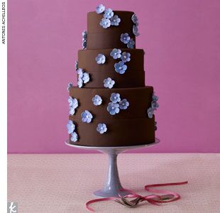 Pastel de boda de chocolate con flores moradas