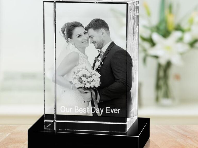 3D хрустальный фотоблок на черной подставке со свадебным фото пары