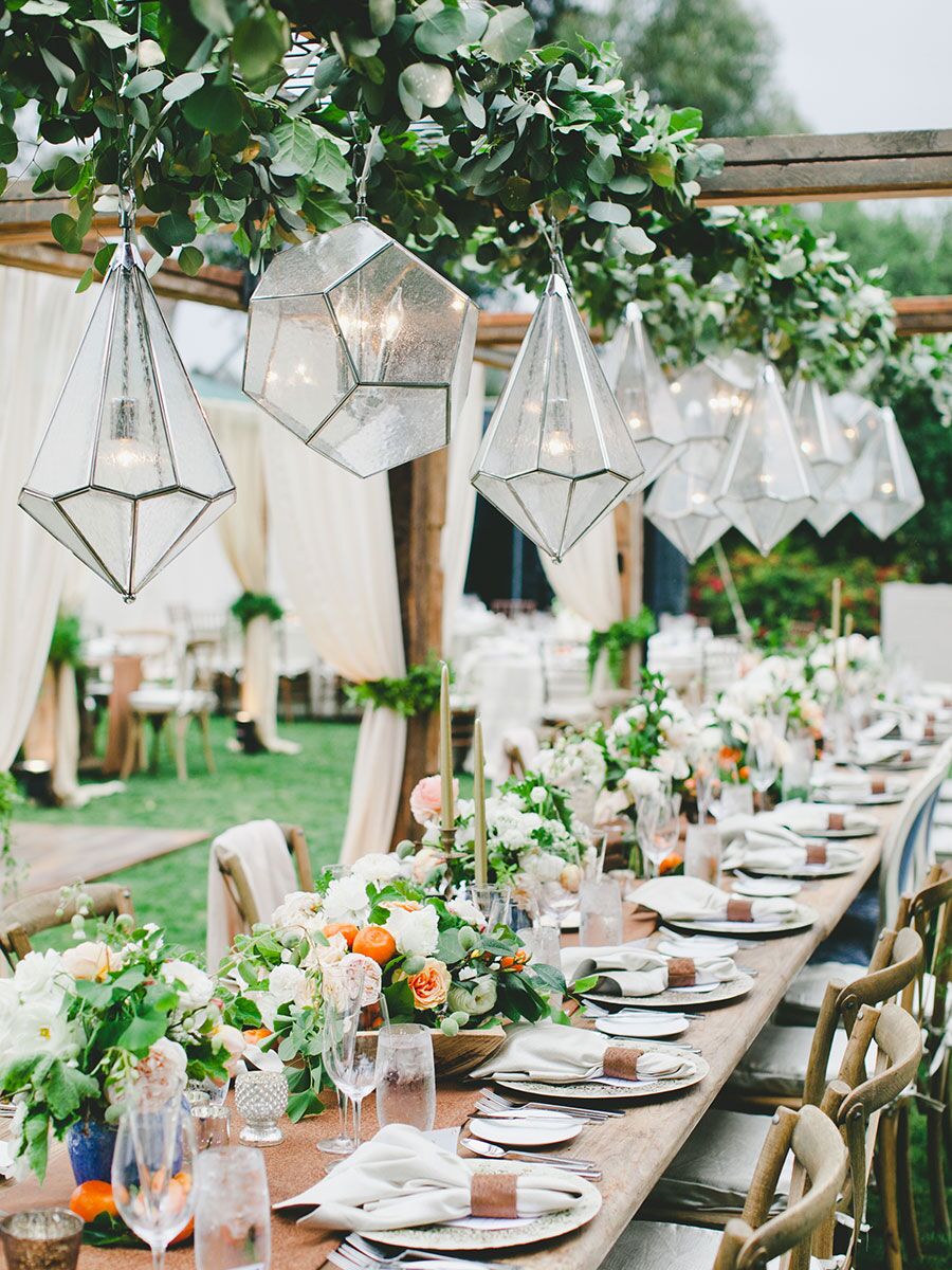 Colgar candelabros para una boda rústica al aire libre