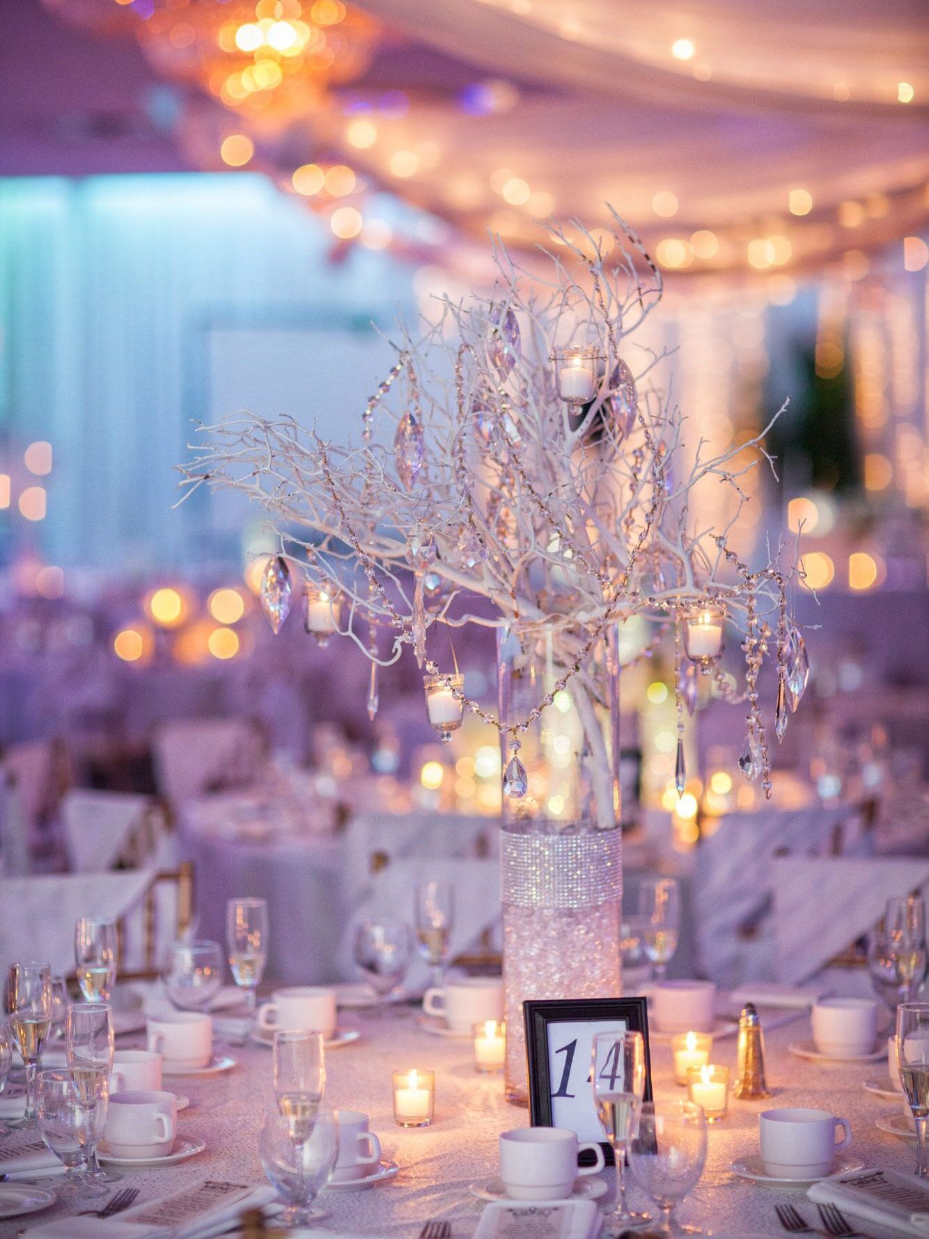枝と結晶を持つエレガントな冬の結婚式のセンターピース