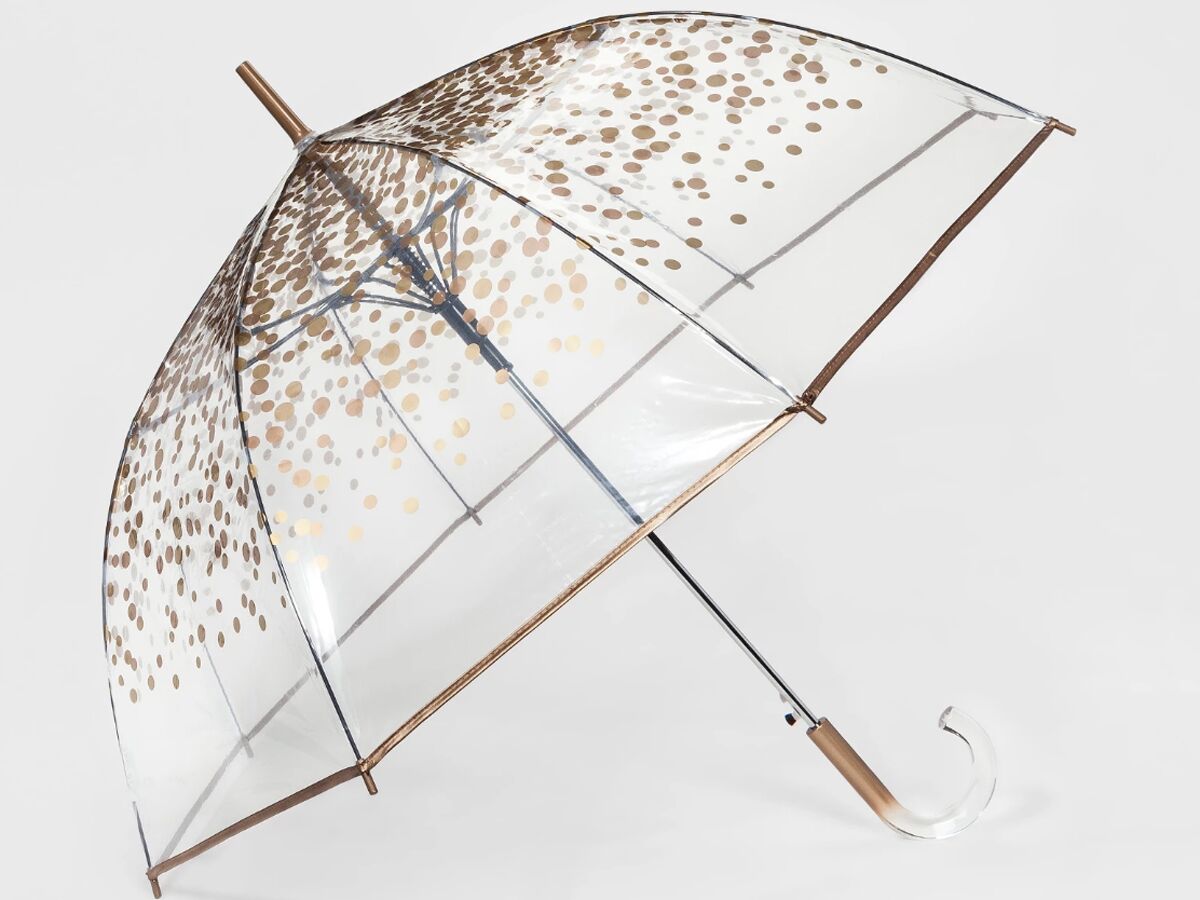 Paraguas dorados de cúpula transparente